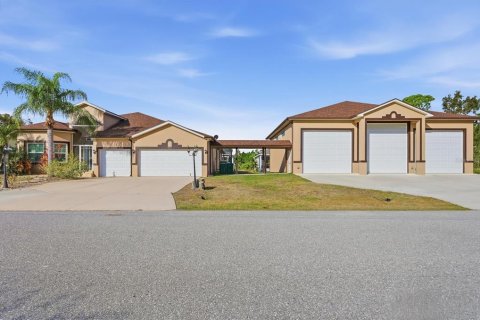 House in Port Charlotte, Florida 4 bedrooms, 233.37 sq.m. № 2420383 - photo 5