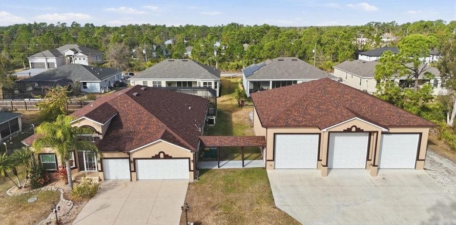 House in Port Charlotte, Florida 4 bedrooms, 233.37 sq.m. № 2420383