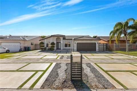 Снять в аренду коммерческую недвижимость в Майами, Флорида 1 спальня, 150.87м2, № 2036169 - фото 2