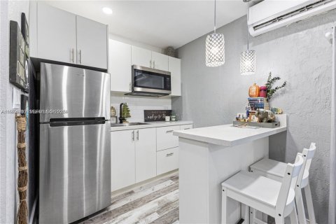 Снять в аренду коммерческую недвижимость в Майами, Флорида 1 спальня, 150.87м2, № 2036169 - фото 4