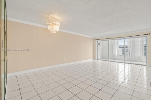 Condo in Tamarac, Florida, 2 bedrooms  № 2036868 - photo 14