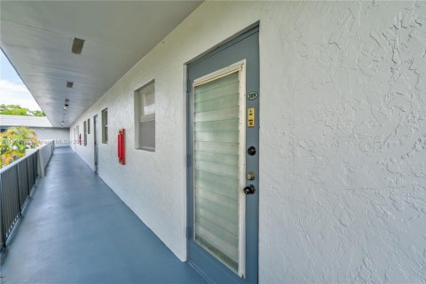 Condo in Tamarac, Florida, 2 bedrooms  № 2036868 - photo 11