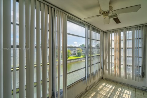 Condo in Tamarac, Florida, 2 bedrooms  № 2036868 - photo 15