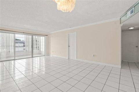 Condo in Tamarac, Florida, 2 bedrooms  № 2036868 - photo 27