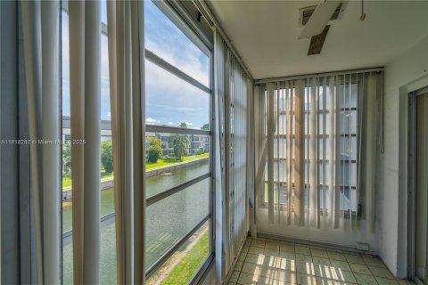 Condo in Tamarac, Florida, 2 bedrooms  № 2036868 - photo 19