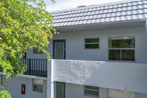 Condo in Tamarac, Florida, 2 bedrooms  № 2036868 - photo 9