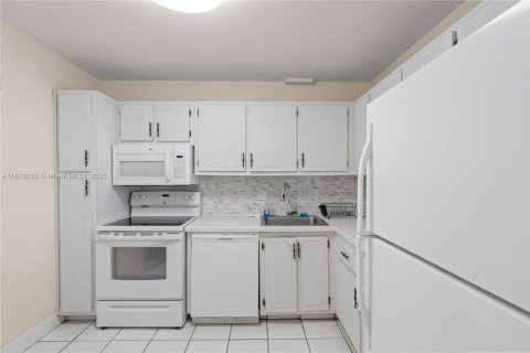 Condo in Tamarac, Florida, 2 bedrooms  № 2036868 - photo 24