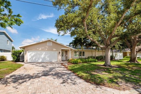 Casa en alquiler en Saint Petersburg, Florida, 4 dormitorios, 143.63 m2 № 1883326 - foto 1
