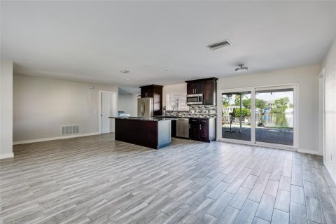 Casa en alquiler en Saint Petersburg, Florida, 4 dormitorios, 143.63 m2 № 1883326 - foto 8