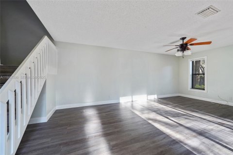 Townhouse in Coconut Creek, Florida 2 bedrooms, 109.81 sq.m. № 1986060 - photo 6