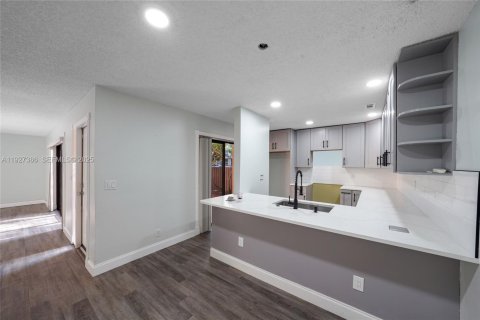 Townhouse in Coconut Creek, Florida 2 bedrooms, 109.81 sq.m. № 1986060 - photo 11