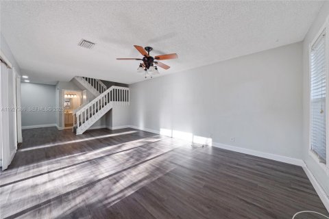 Townhouse in Coconut Creek, Florida 2 bedrooms, 109.81 sq.m. № 1986060 - photo 7