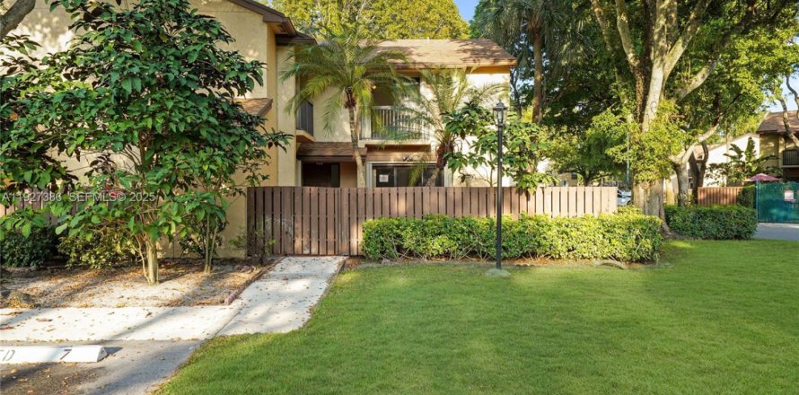 Townhouse in Coconut Creek, Florida 2 bedrooms, 109.81 sq.m. № 1986060
