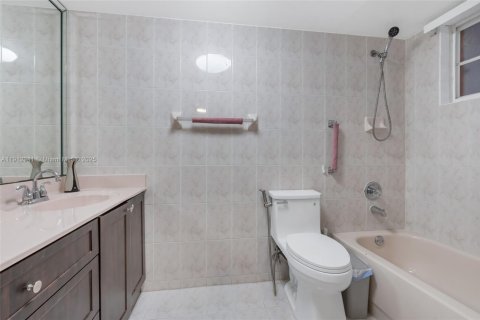 Copropriété à vendre à Hialeah, Floride: 2 chambres, 97.55 m2 № 1969259 - photo 13