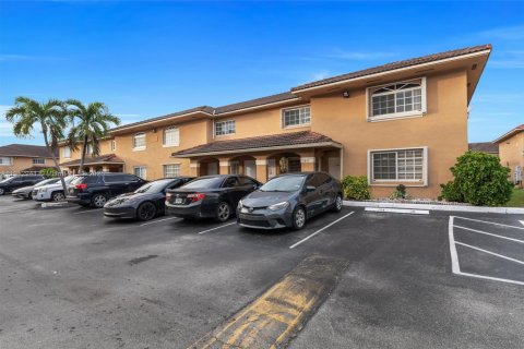 Copropriété à vendre à Hialeah, Floride: 2 chambres, 97.55 m2 № 1969259 - photo 2