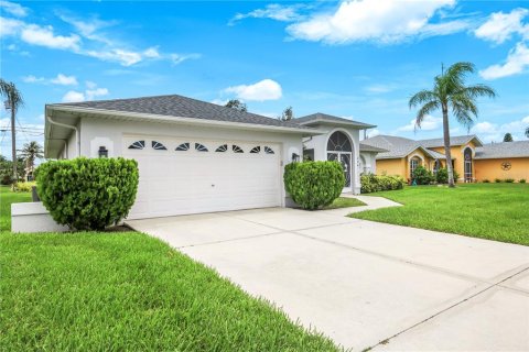 House in Cape Coral, Florida 3 bedrooms, 142.23 sq.m. № 1815046 - photo 25