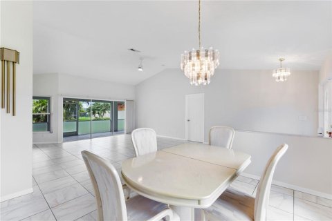 House in Cape Coral, Florida 3 bedrooms, 142.23 sq.m. № 1815046 - photo 11