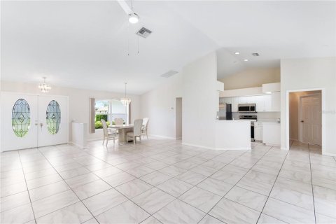 House in Cape Coral, Florida 3 bedrooms, 142.23 sq.m. № 1815046 - photo 2