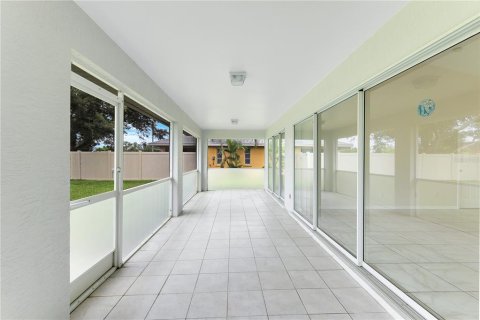House in Cape Coral, Florida 3 bedrooms, 142.23 sq.m. № 1815046 - photo 20