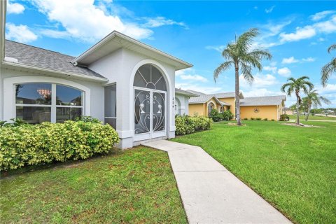 House in Cape Coral, Florida 3 bedrooms, 142.23 sq.m. № 1815046 - photo 24