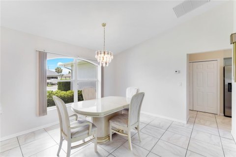 House in Cape Coral, Florida 3 bedrooms, 142.23 sq.m. № 1815046 - photo 10