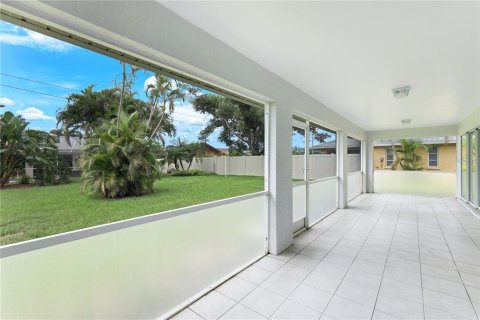 House in Cape Coral, Florida 3 bedrooms, 142.23 sq.m. № 1815046 - photo 19