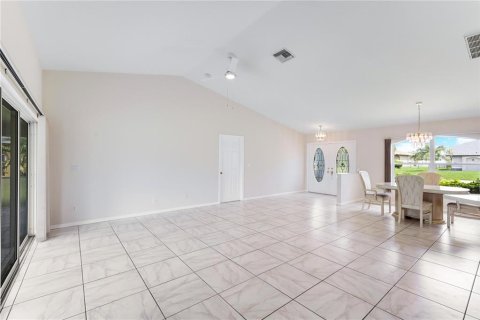 House in Cape Coral, Florida 3 bedrooms, 142.23 sq.m. № 1815046 - photo 5