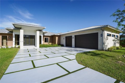 House in Homestead, Florida 5 bedrooms, 371.61 sq.m. № 1887610 - photo 17