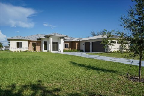 House in Homestead, Florida 5 bedrooms, 371.61 sq.m. № 1887610 - photo 5