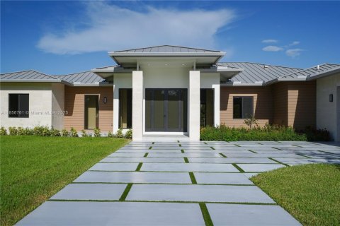 House in Homestead, Florida 5 bedrooms, 371.61 sq.m. № 1887610 - photo 9