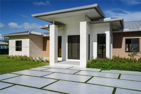 House in Homestead, Florida 5 bedrooms, 371.61 sq.m. № 1887610 - photo 16