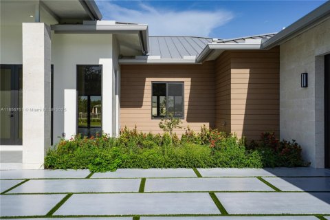 House in Homestead, Florida 5 bedrooms, 371.61 sq.m. № 1887610 - photo 15