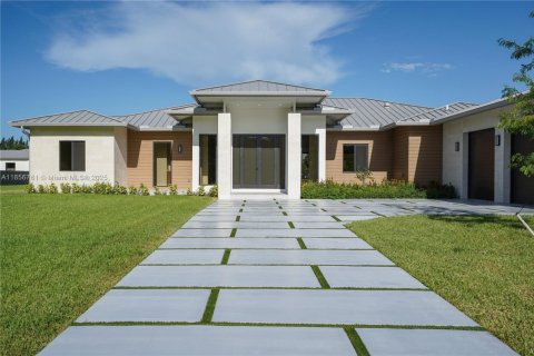 House in Homestead, Florida 5 bedrooms, 371.61 sq.m. № 1887610 - photo 1