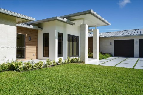 House in Homestead, Florida 5 bedrooms, 371.61 sq.m. № 1887610 - photo 2