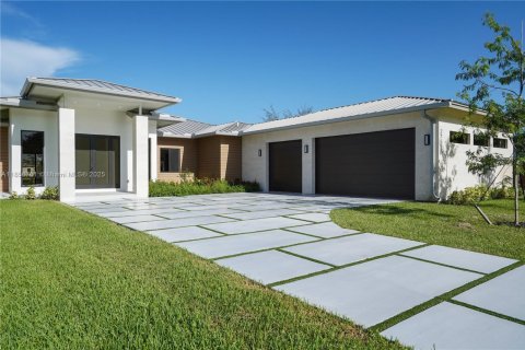 House in Homestead, Florida 5 bedrooms, 371.61 sq.m. № 1887610 - photo 10