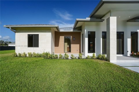 House in Homestead, Florida 5 bedrooms, 371.61 sq.m. № 1887610 - photo 13
