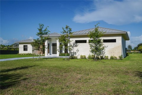 House in Homestead, Florida 5 bedrooms, 371.61 sq.m. № 1887610 - photo 8