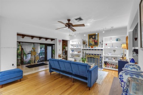 Villa ou maison à vendre à Miami, Floride: 4 chambres, 122.35 m2 № 1975166 - photo 3