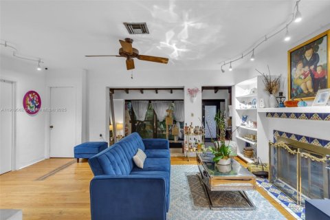 Villa ou maison à vendre à Miami, Floride: 4 chambres, 122.35 m2 № 1975166 - photo 2