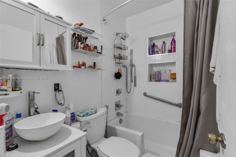 Villa ou maison à vendre à Miami, Floride: 4 chambres, 122.35 m2 № 1975166 - photo 17