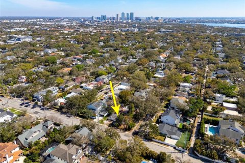 House in Tampa, Florida 2 bedrooms, 124.67 sq.m. № 2103718 - photo 4