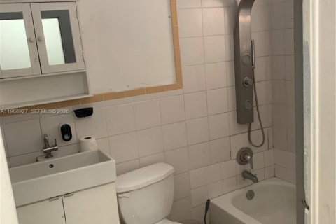 Casa en alquiler en Miami, Florida, 3 dormitorios, 97.73 m2 № 2028734 - foto 11