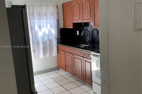Casa en alquiler en Miami, Florida, 3 dormitorios, 97.73 m2 № 2028734 - foto 4