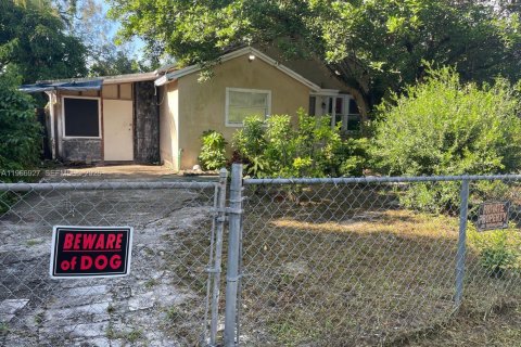 Casa en alquiler en Miami, Florida, 3 dormitorios, 97.73 m2 № 2028734 - foto 13