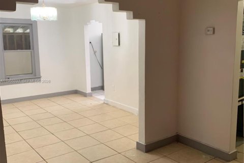 Casa en alquiler en Miami, Florida, 3 dormitorios, 97.73 m2 № 2028734 - foto 6