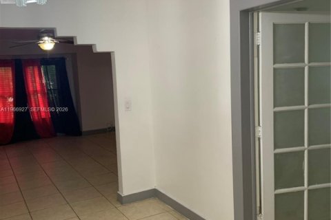 Casa en alquiler en Miami, Florida, 3 dormitorios, 97.73 m2 № 2028734 - foto 3