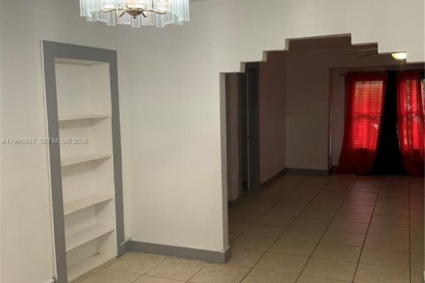 Casa en alquiler en Miami, Florida, 3 dormitorios, 97.73 m2 № 2028734 - foto 2