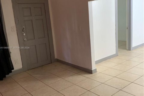 Casa en alquiler en Miami, Florida, 3 dormitorios, 97.73 m2 № 2028734 - foto 5