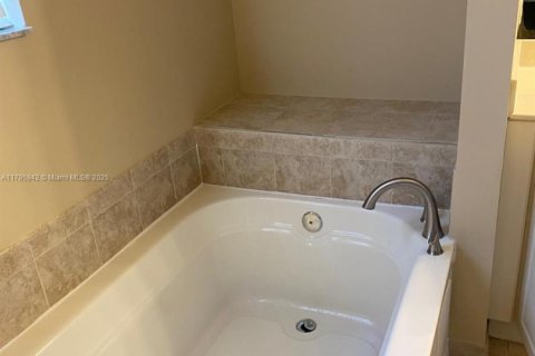 Touwnhouse à louer à Miramar, Floride: 3 chambres, 167.22 m2 № 1937711 - photo 15