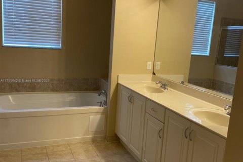 Touwnhouse à louer à Miramar, Floride: 3 chambres, 167.22 m2 № 1937711 - photo 14